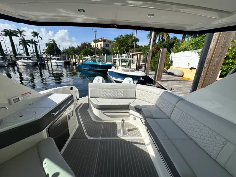 Slide: The Image of Sea Ray Sundancer 320 Outboard 2027 - 18