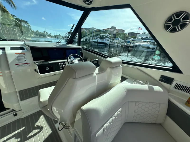 Slide: The Image of Sea Ray Sundancer 320 Outboard 2027 - 20