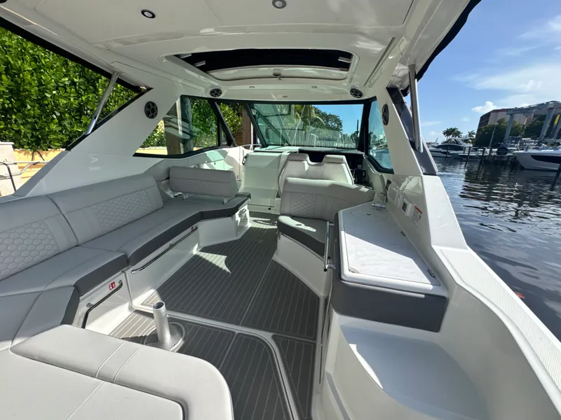 Slide: The Image of Sea Ray Sundancer 320 Outboard 2027 - 16
