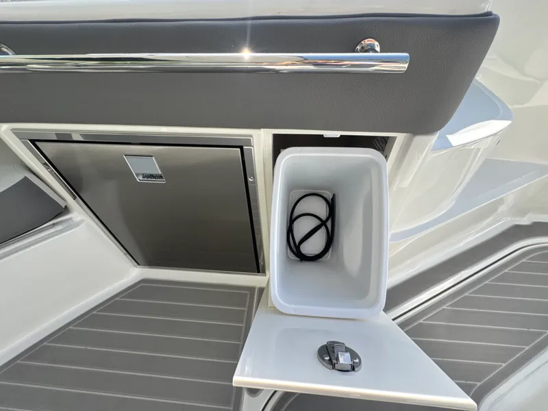 Slide: The Image of Sea Ray Sundancer 320 Outboard 2027 - 15