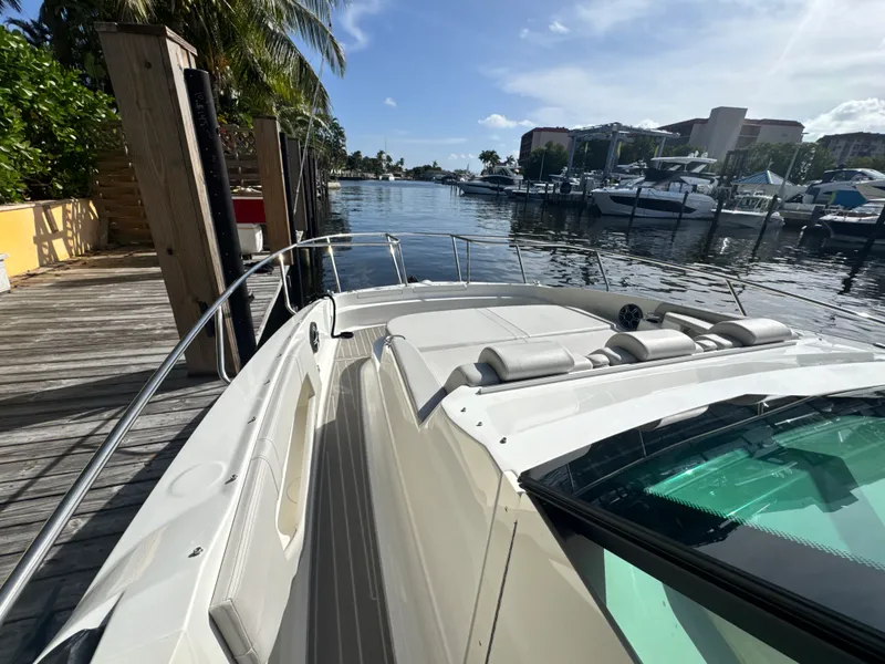 Slide: The Image of Sea Ray Sundancer 320 Outboard 2027 - 24