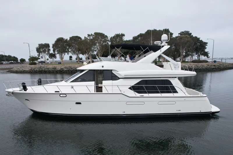The Image of 1999 Bayliner 5288 Pilot House Motoryacht on calm water, side view. - 0