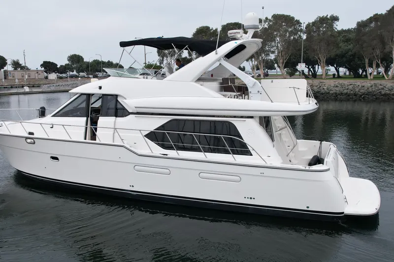 Slide: The Image of 1999 Bayliner 5288 Pilot House Motoryacht on calm water, side view. - 17