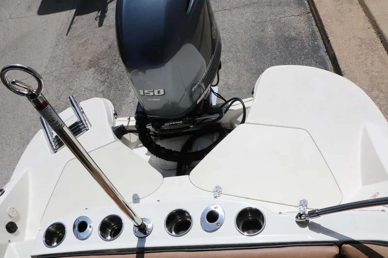 Slide: The Image of 2022 Stingray 192 SC boat with Yamaha 150 engine, featuring cup holders and sleek design. - 33