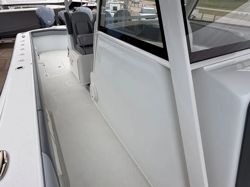 Slide: The Image of Yellowfin 39 Offshore 2018 - 13