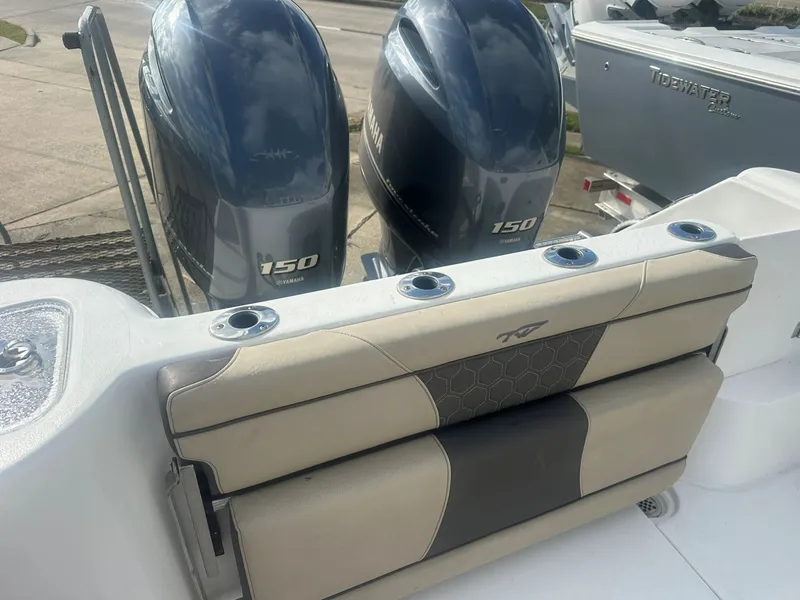 Slide: The Image of Tidewater 252 CC Adventure 2020 - 8