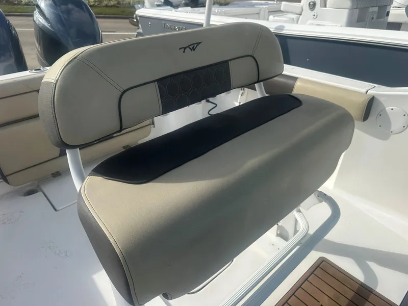 Slide: The Image of Tidewater 252 CC Adventure 2020 - 23