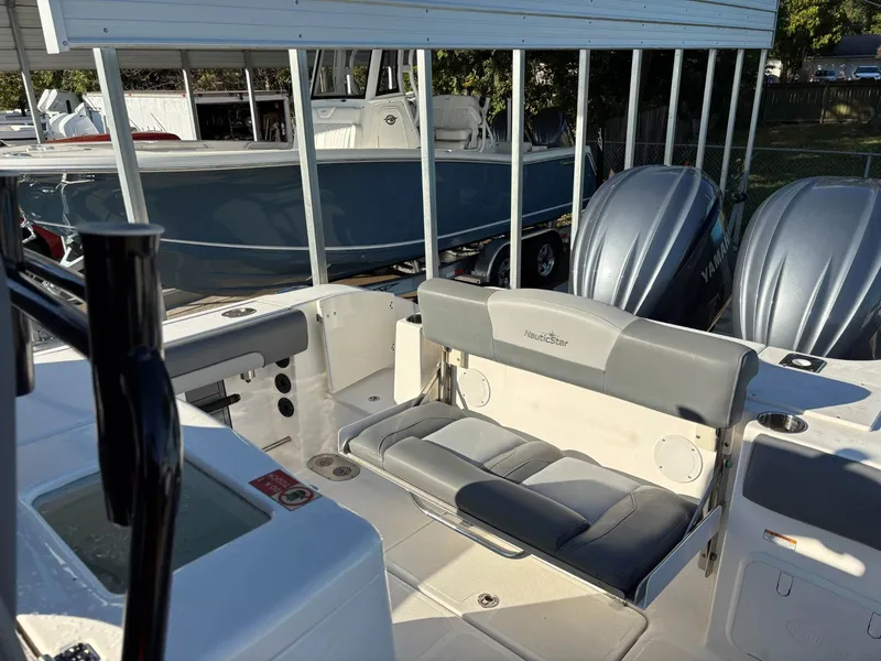 Slide: The Image of NauticStar 28 XS 2023 - 12