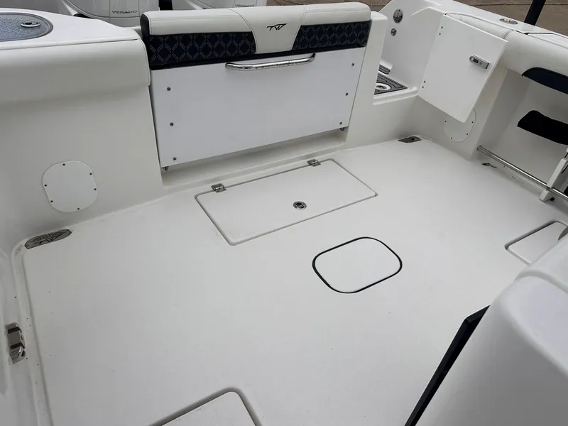 Slide: The Image of Tidewater 320 CC Adventure 2023 - 20