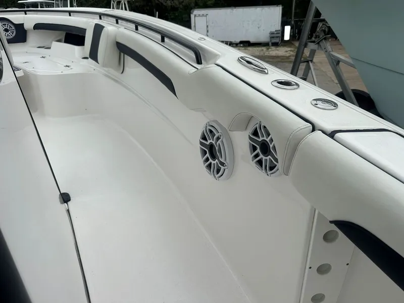 Slide: The Image of Tidewater 320 CC Adventure 2023 - 16