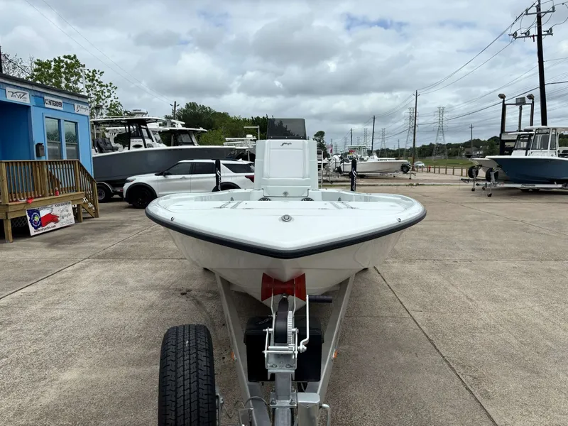 Slide: The Image of Yellowfin 24 Bay CE 2026 - 11