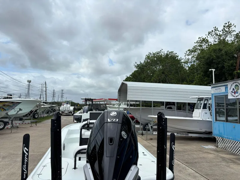 Slide: The Image of Yellowfin 24 Bay CE 2026 - 9