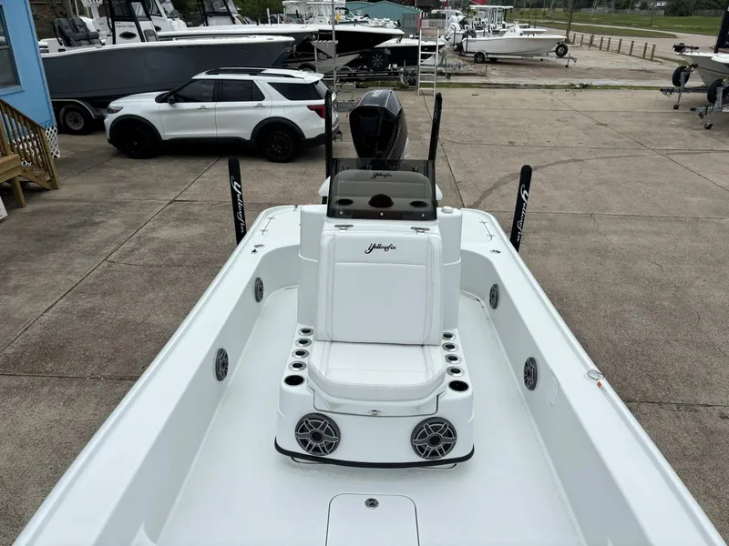 Slide: The Image of Yellowfin 24 Bay CE 2026 - 4
