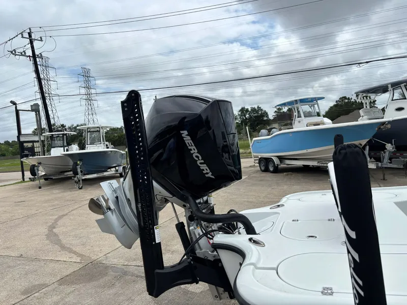 Slide: The Image of Yellowfin 24 Bay CE 2026 - 10