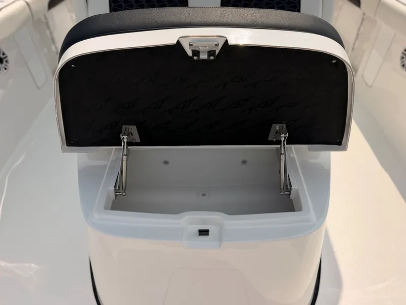 Slide: The Image of Tidewater 330 CC Adventure 2027 - 32