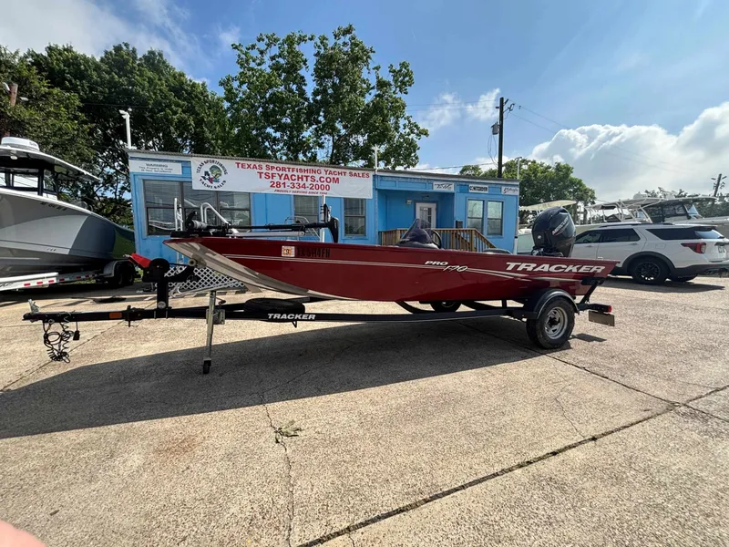 The Image of Tracker Pro 170 2019 - 1