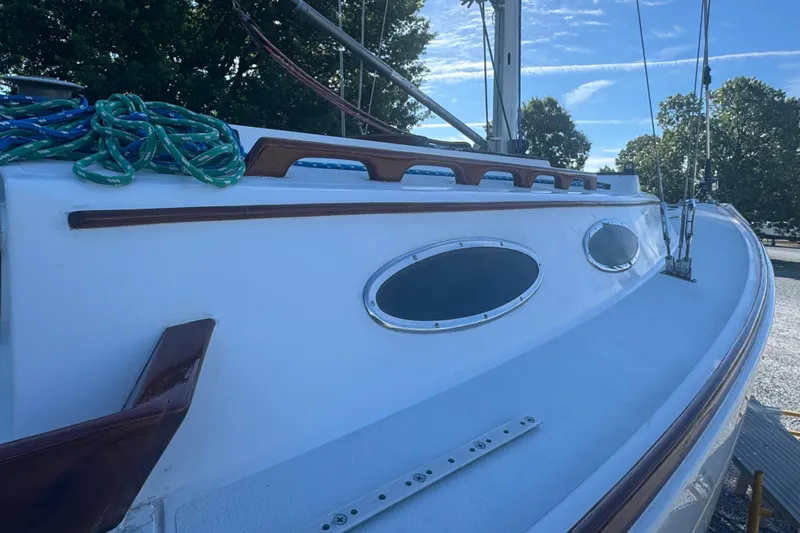 Slide: The Image of Alerion 28 sailboat, 1995 model, featuring sleek design and vibrant ropes on deck. - 3