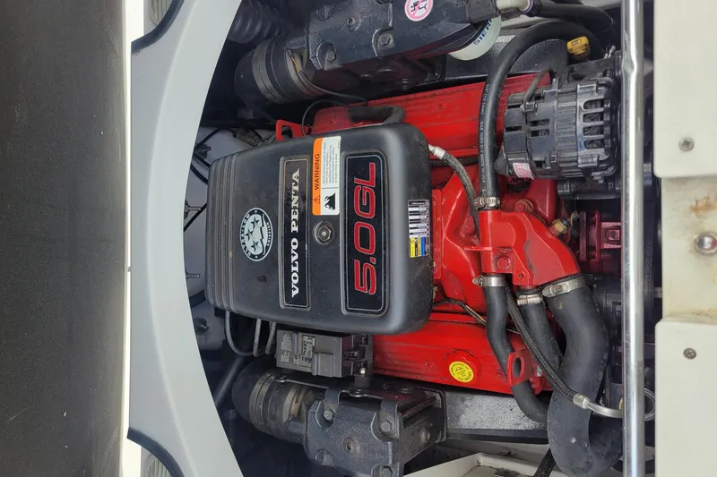Slide: The Image of Volvo Penta 5.0GL engine in a 2007 Four Winns 200 Horizon boat. - 15