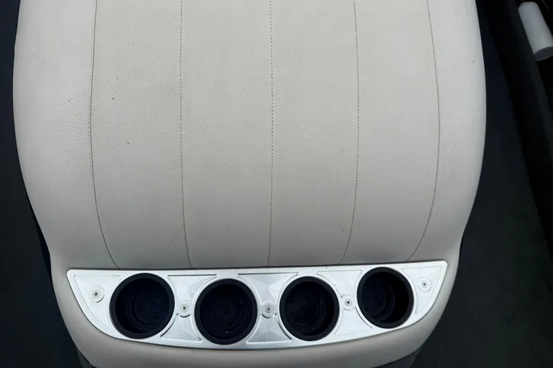 Slide: The Image of 2005 MasterCraft ProStar 197 boat seat with integrated cup holders. - 14
