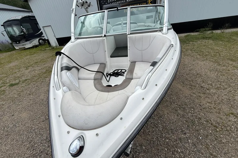 Slide: The Image of 2005 MasterCraft ProStar 197 boat with white seating and open bow design. - 8