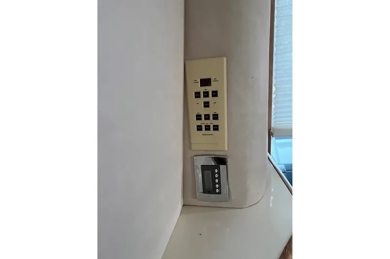 Slide: The Image of Control panel on 1996 Sea Ray 500 Sedan Bridge yacht interior. - 21