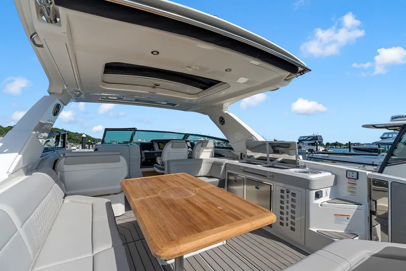Slide: The Image of Sea Ray SLX 400 Outboard 2026 - 21