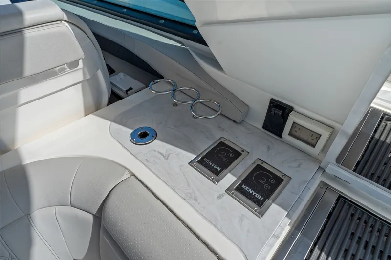 Slide: The Image of Sea Ray SLX 400 Outboard 2026 - 18