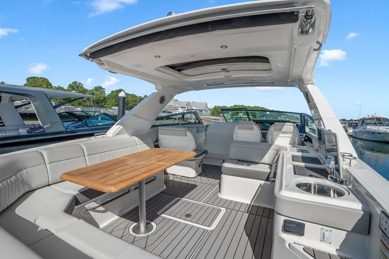 Slide: The Image of Sea Ray SLX 400 Outboard 2026 - 14