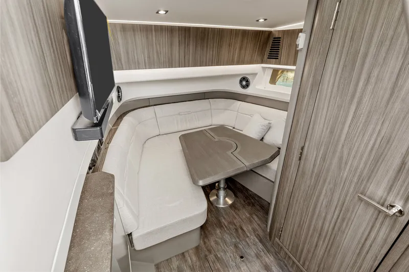 Slide: The Image of Sea Ray SLX 400 Outboard 2026 - 34