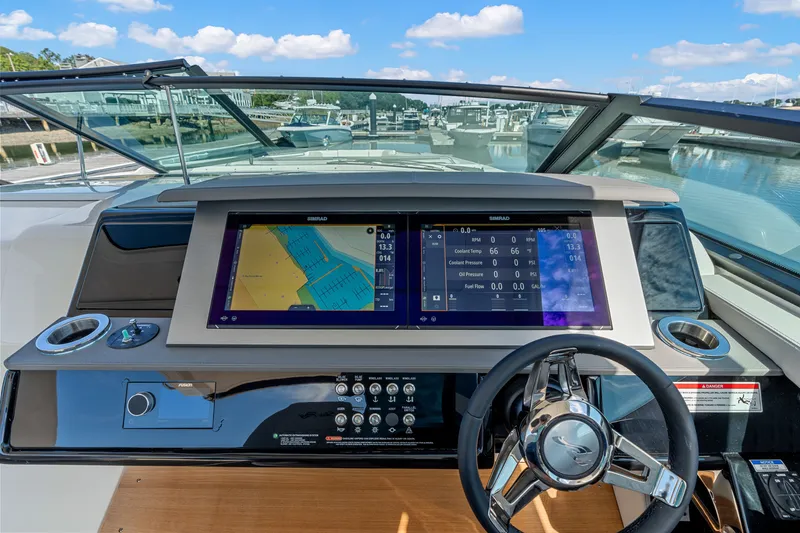Slide: The Image of Sea Ray SLX 400 Outboard 2026 - 30