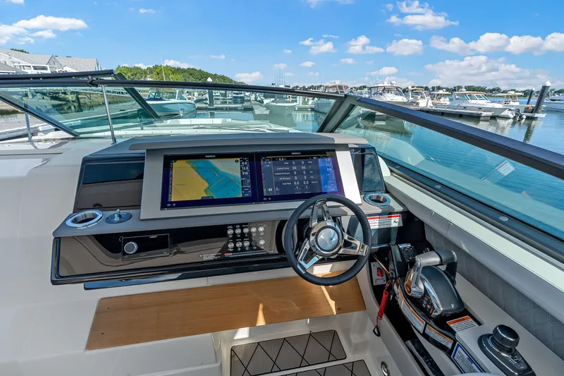 Slide: The Image of Sea Ray SLX 400 Outboard 2026 - 29