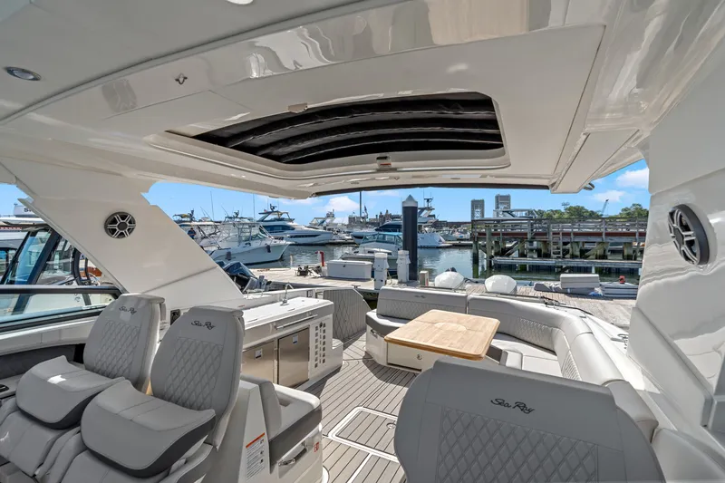 Slide: The Image of Sea Ray SLX 400 Outboard 2026 - 22