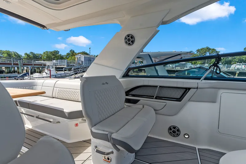 Slide: The Image of Sea Ray SLX 400 Outboard 2026 - 24