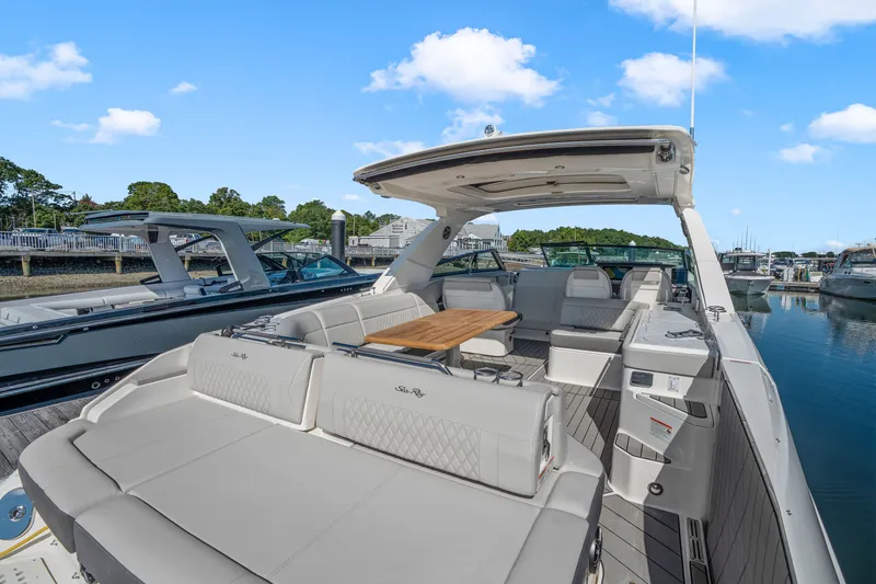 Slide: The Image of Sea Ray SLX 400 Outboard 2026 - 11