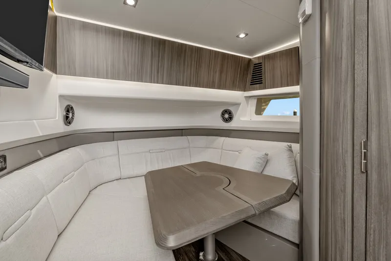 Slide: The Image of Sea Ray SLX 400 Outboard 2026 - 35