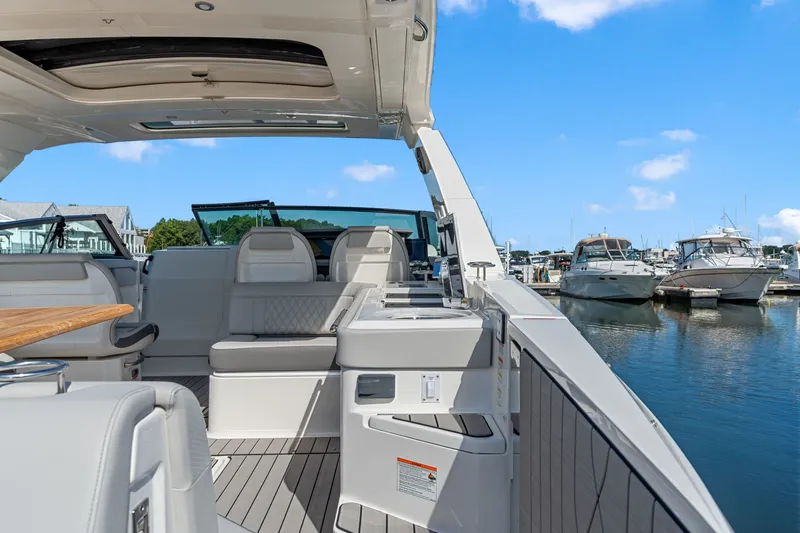 Slide: The Image of Sea Ray SLX 400 Outboard 2026 - 13