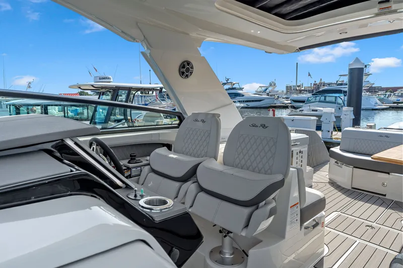 Slide: The Image of Sea Ray SLX 400 Outboard 2026 - 25