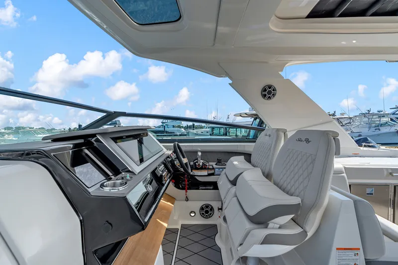 Slide: The Image of Sea Ray SLX 400 Outboard 2026 - 26