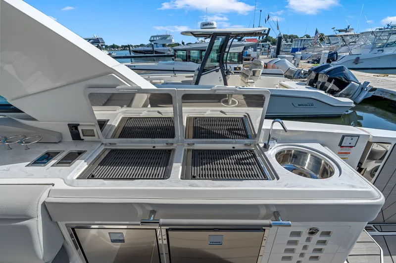 Slide: The Image of Sea Ray SLX 400 Outboard 2026 - 17