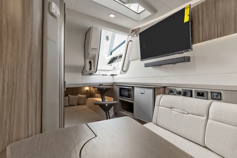 Slide: The Image of Sea Ray SLX 400 Outboard 2026 - 37