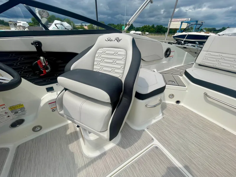 Slide: The Image of Sea Ray SPX 210 Outboard 2027 - 9