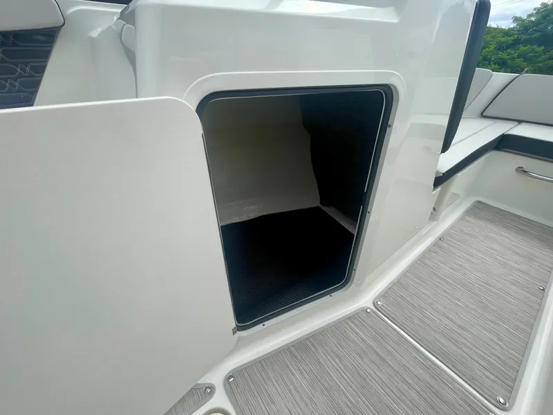 Slide: The Image of Sea Ray SPX 210 Outboard 2027 - 14