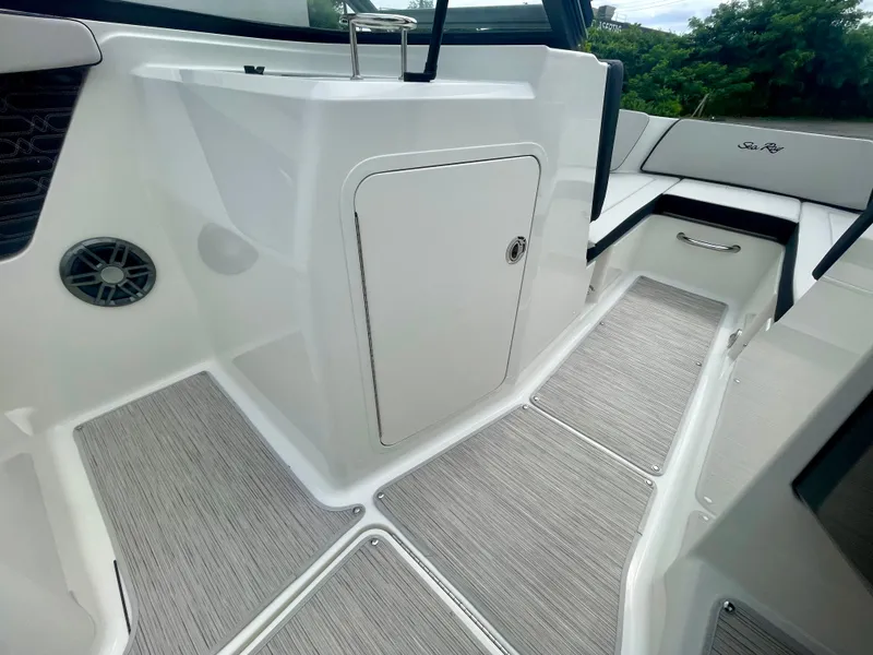 Slide: The Image of Sea Ray SPX 210 Outboard 2027 - 13