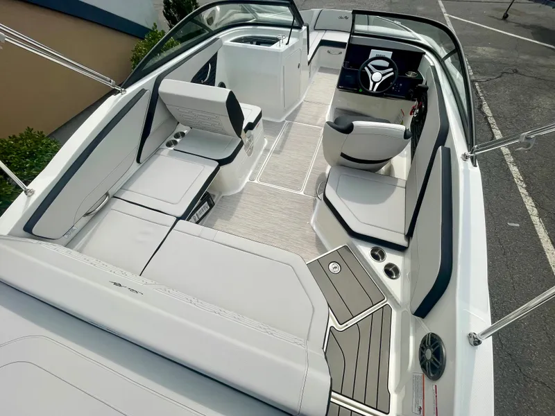 Slide: The Image of Sea Ray SPX 210 Outboard 2027 - 4