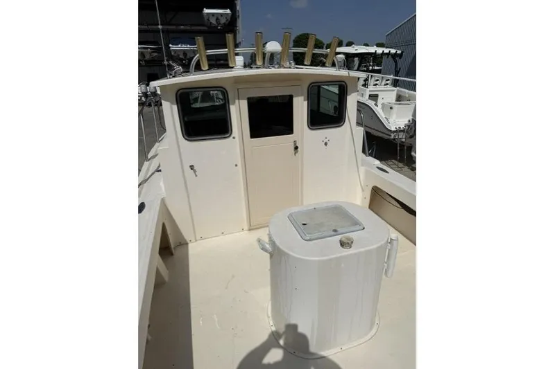 Slide: The Image of 2006 Parker 2520 SL Sport Cabin boat deck with cabin entrance and rod holders. - 12