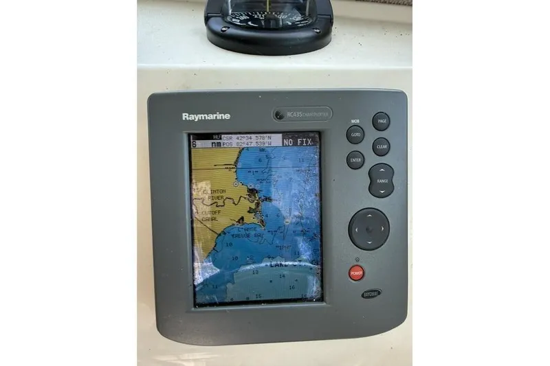 Slide: The Image of Raymarine GPS display on 2006 Parker 2520 SL Sport Cabin boat. - 17