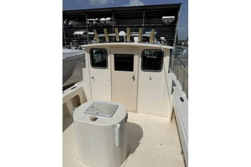 Slide: The Image of 2006 Parker 2520 SL Sport Cabin boat with spacious deck and cabin view. - 10