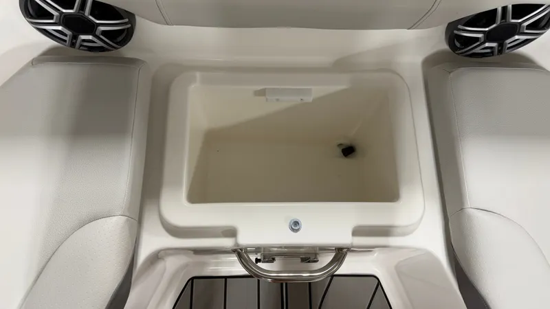 Slide: The Image of Sea Ray SDX 230 Surf 2026 - 94