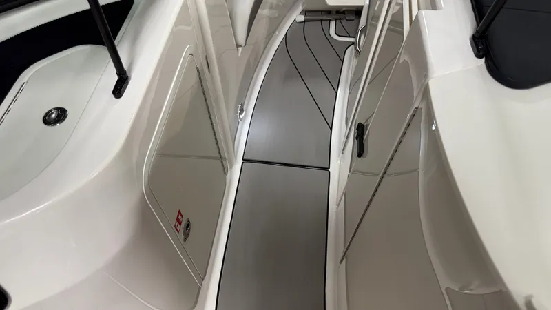 Slide: The Image of Sea Ray SDX 230 Surf 2026 - 75