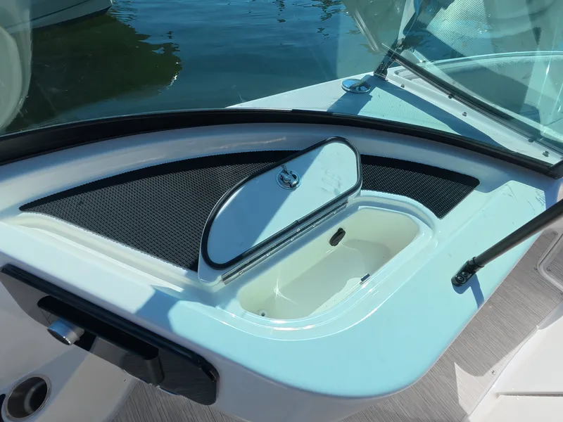 Slide: The Image of Sea Ray SDX 250 Outboard 2026 - 27